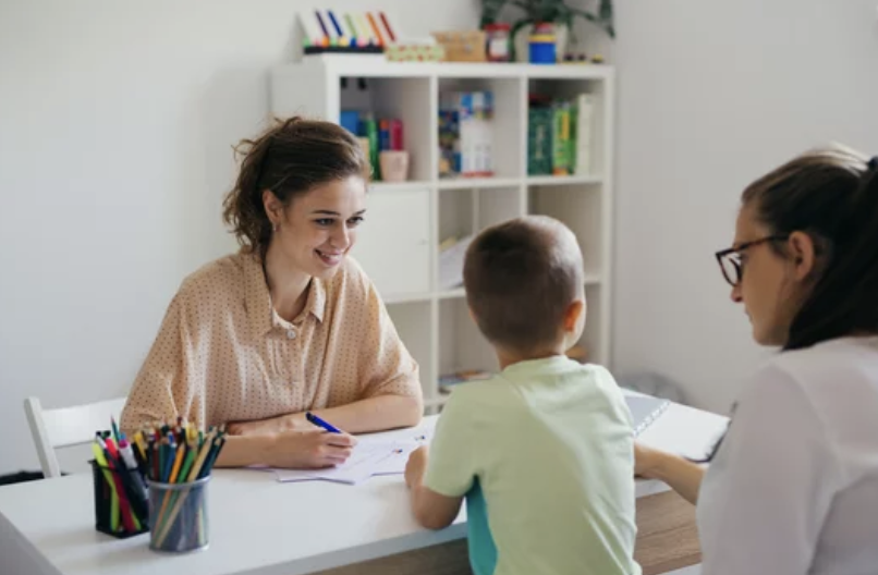 therapist with mother and Child in group session.